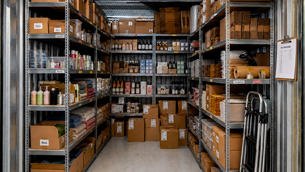 Box Maxicubo Self Storage a Bergamo organizzato come magazzino per e-commerce con scaffali e merci ordinate