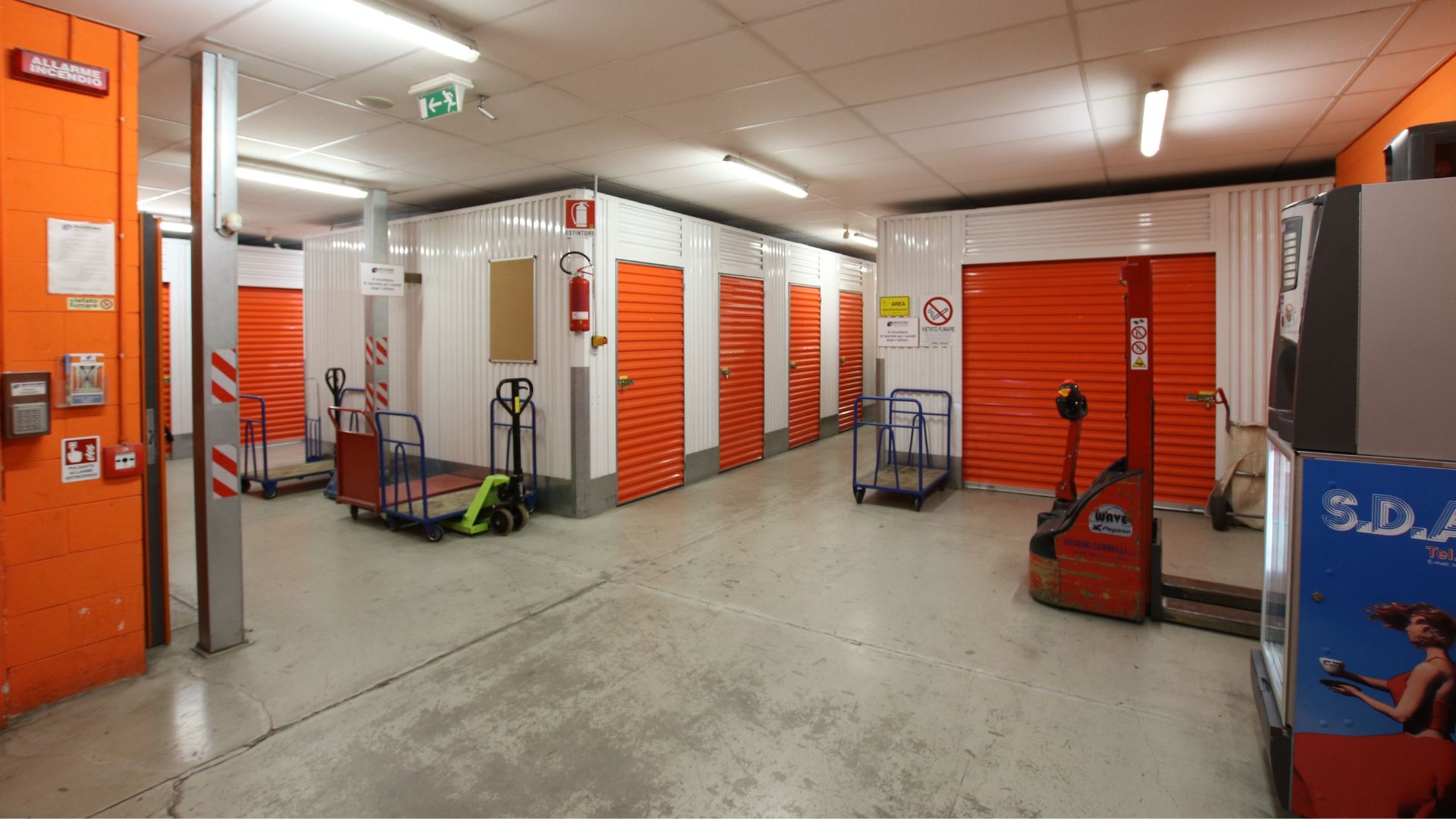 Corridoi di Maxicubo SelfStorage con attrezzi per facilitare lo spostamento e il deposito degli oggetti
